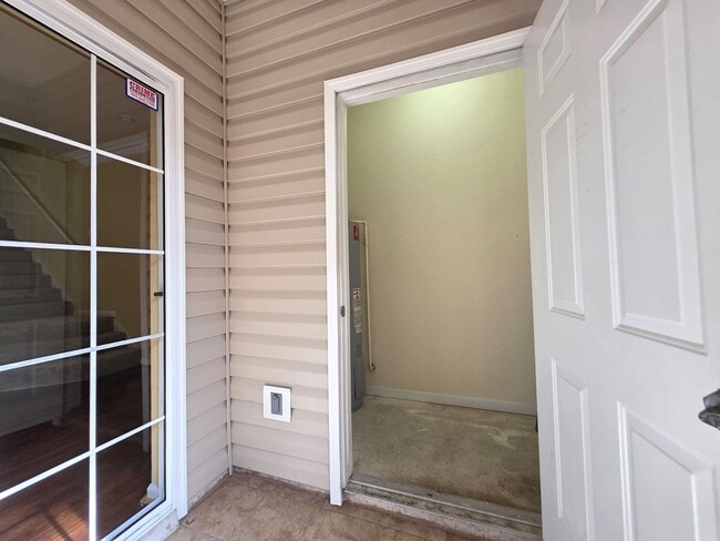 Building Photo - FOR RENT, 2 bedroom 2.5 bathroom townhouse