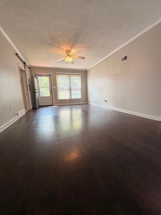 Building Photo - Charming 3-Bedroom  1-bath Kansas City Home with Beautiful Hardwood Floors!