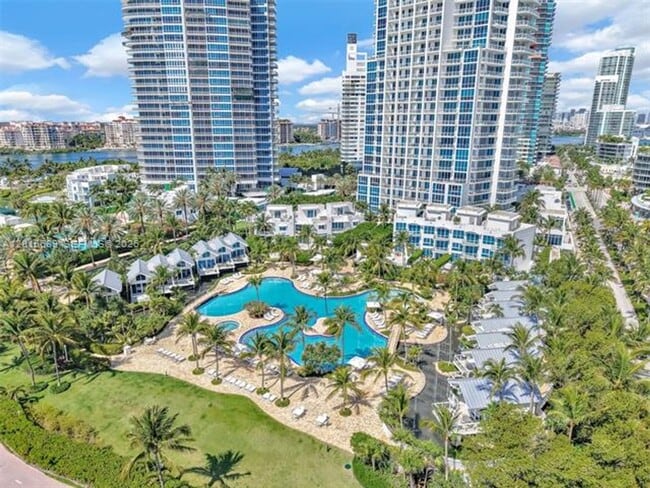 Building Photo - 100 South Pointe Dr