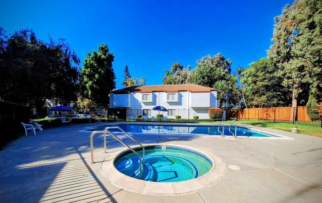 Building Photo - Spacious Second Floor 1bd Condo With Laundry In Unit, Pool, Balcony, & Carport!
