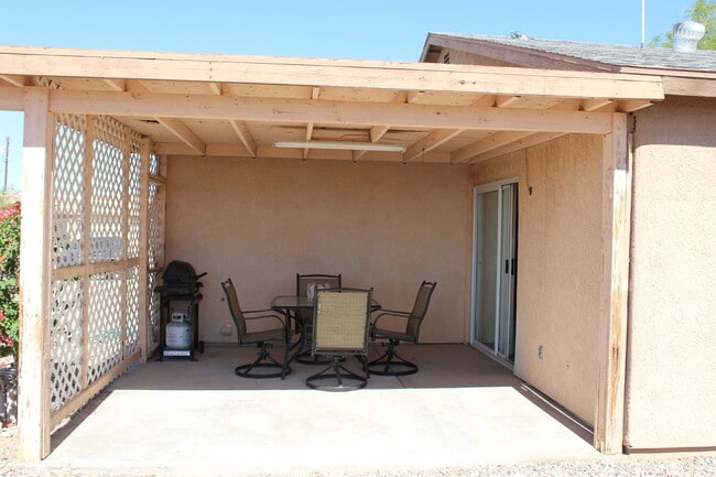 Building Photo - 3 Bed 1 Bath Home w/ 1 Car Garage and Larg...