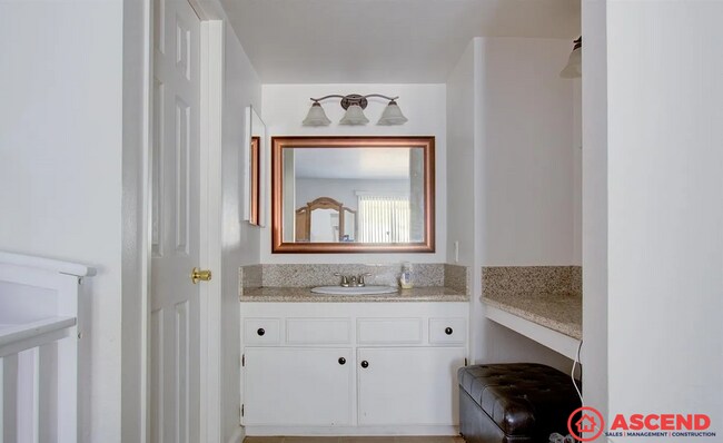 Building Photo - Cozy 3BD/2BA Home in Bakersfield's 93306 — Fully Equipped, Fireplace, Solar & All Pets Welcome!