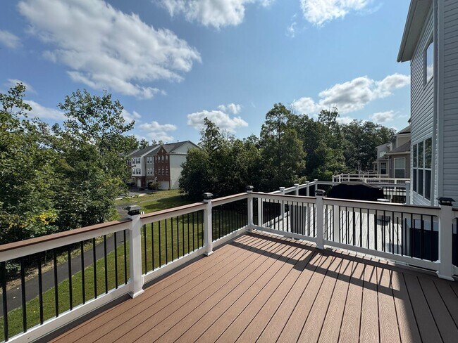 Building Photo - Luxurious 3 Bed 2.5 Bath End-Unit Townhome...