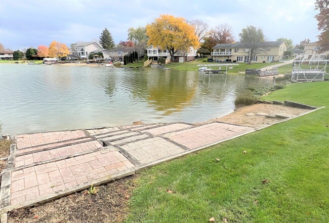 Building Photo - Four Bedroom on Rushmore Lake