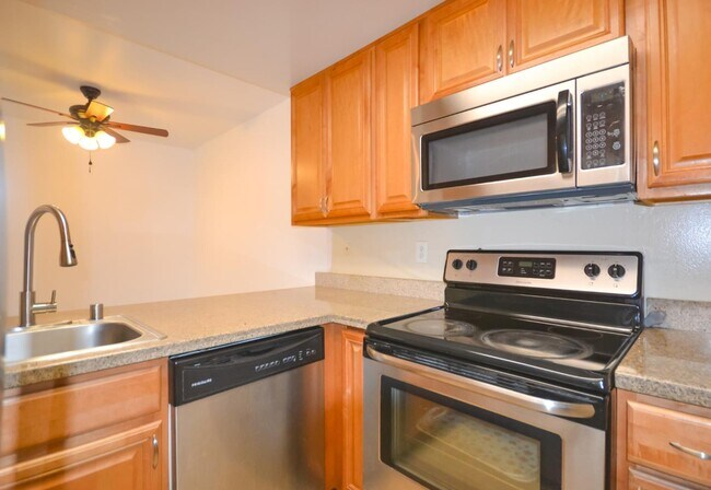 Building Photo - 5013 Pine Tree Terrace