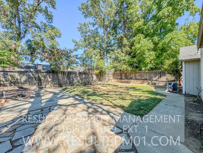 Building Photo - 3 bedroom on a Large Corner Lot
