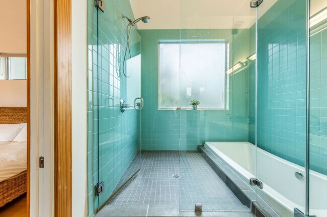 Building Photo - Gorgeous Fully Furnished Home in Brentwood...
