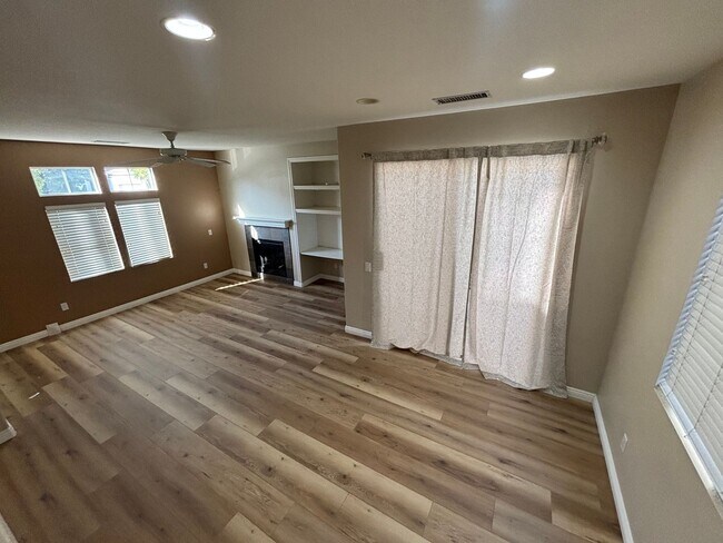 Building Photo - 3-Bedroom Townhome with Community Pool & S...