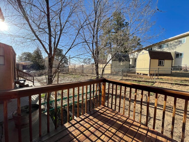 Building Photo - 3BR/1BA unit less than 3 mi from LANL and downtown! (4477 Yucca Unit B)
