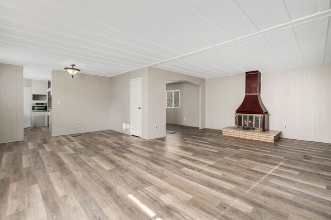 Building Photo - 3 Bed 2 Bath