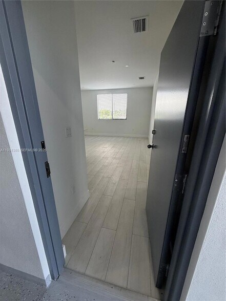 Building Photo - 1091 E 17th St