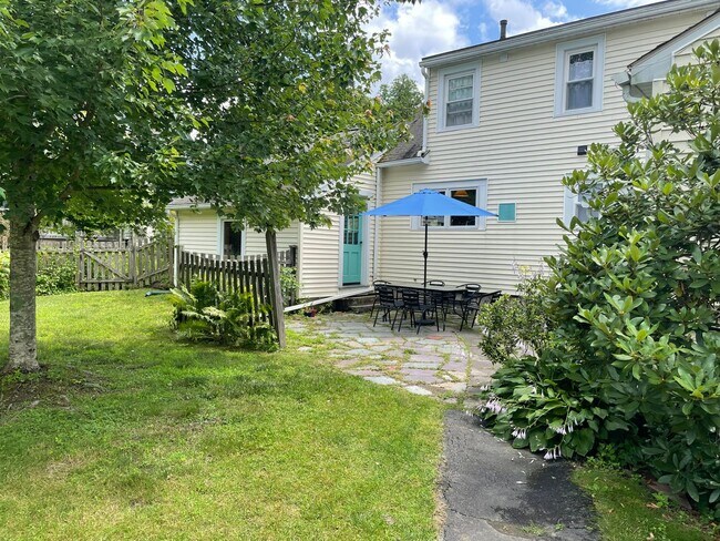 Building Photo - Furnished Colonial Cape rental in centrall...