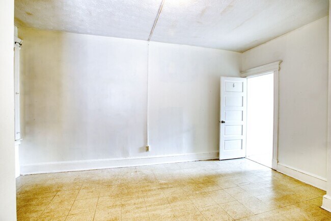 Building Photo - 2 bedroom 1 bath available ASAP