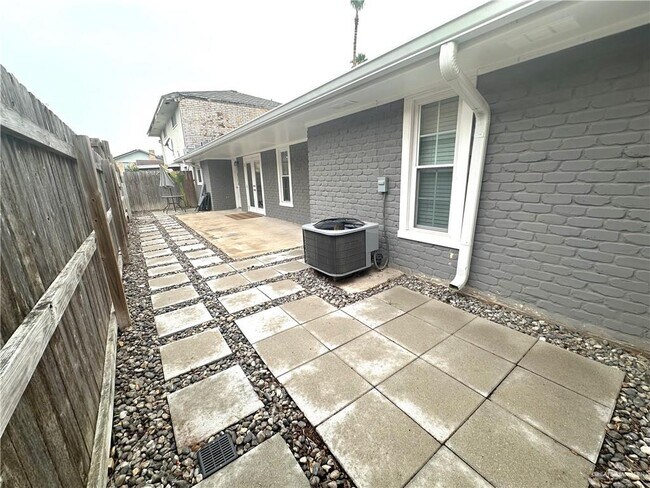 Building Photo - 15 Zinnia Ave