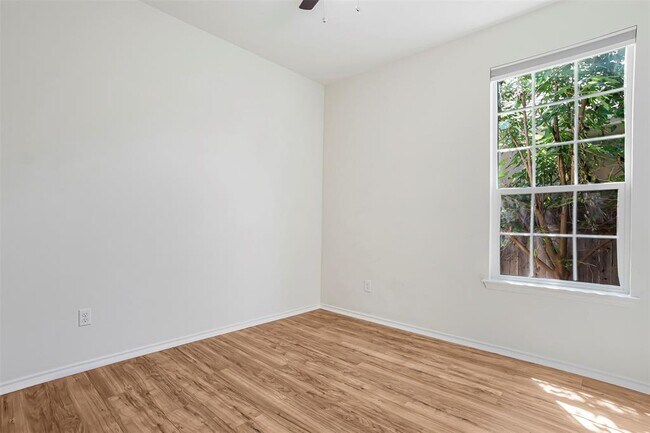 Building Photo - 128 Holstein St