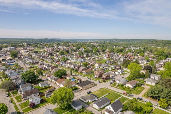 Building Photo - Beautiful 1 bedroom home with BONUS room in Natrona Heights available April 1!