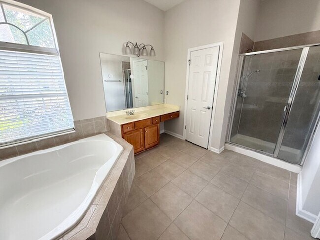 Building Photo - Spacious and well-appointed 4-bedroom, 3.5...