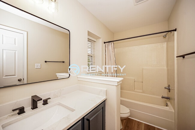 Building Photo - 2027 Quill Ct