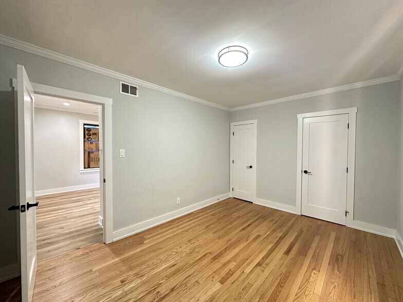Building Photo - 3728 N Kenmore Ave