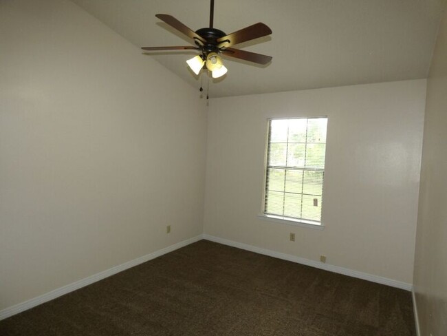 Building Photo - 3864 Oakus Dr