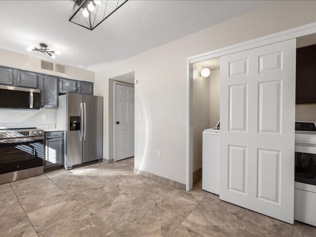 Building Photo - 2 Bedroom 1 Bathroom -ALL Brand New Appliances!