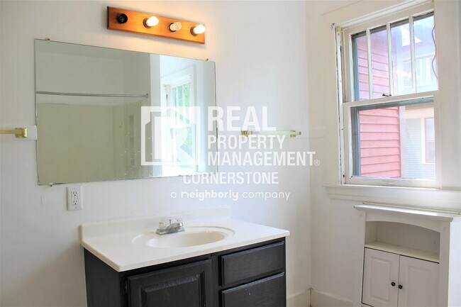 Building Photo - 808 W Kalamazoo Ave