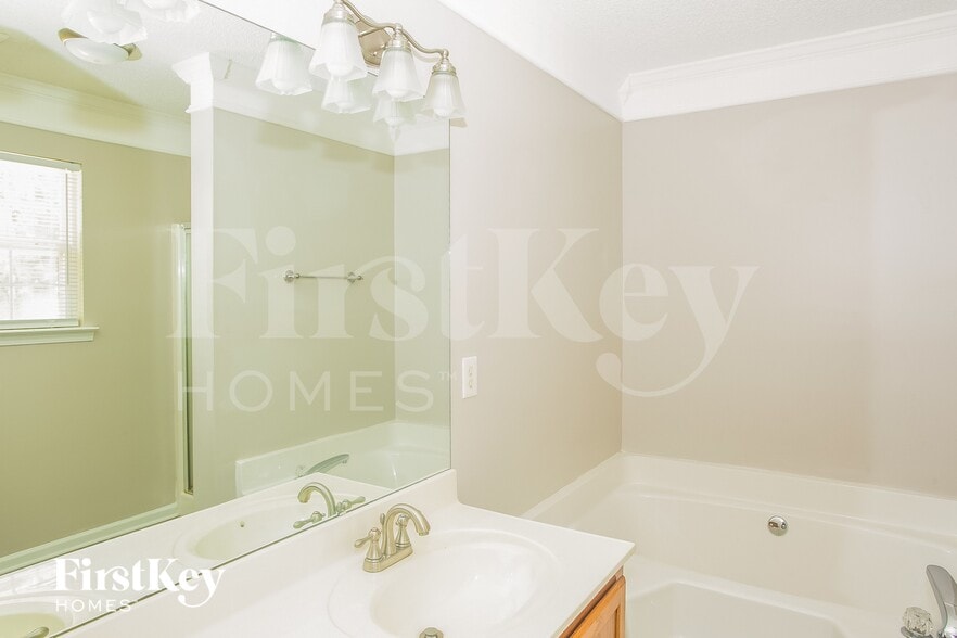 Building Photo - 6115 Country Walk Dr