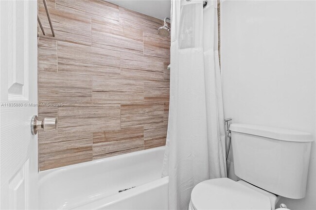 Building Photo - 3301 N Country Club Dr