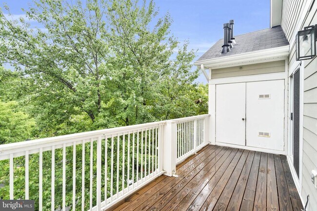 Building Photo - 1701 Lake Shore Crest Dr