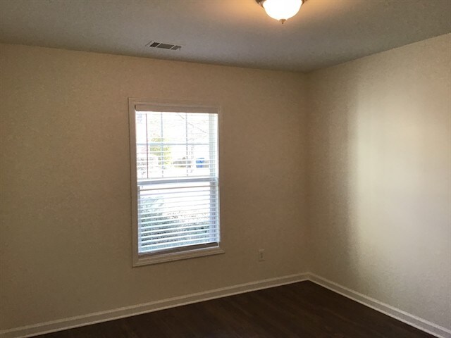 Building Photo - 2512 Walnut Tree Ln