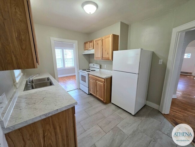 Building Photo - Charming 3 Bedroom / 1 Bath House with Original Hardwood Floors