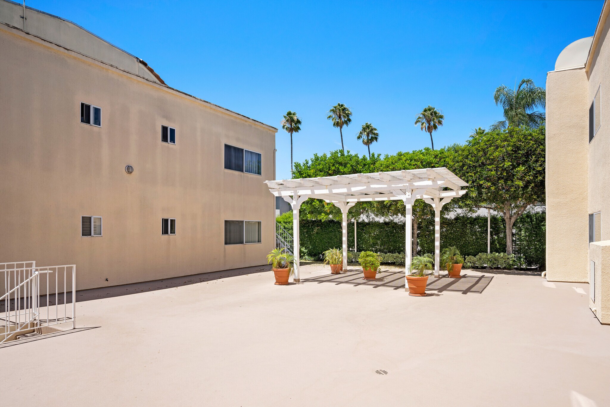 Building Photo - 13801 Oxnard St