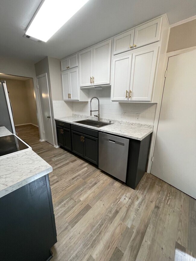 Building Photo - 4615 Gladstone Dr