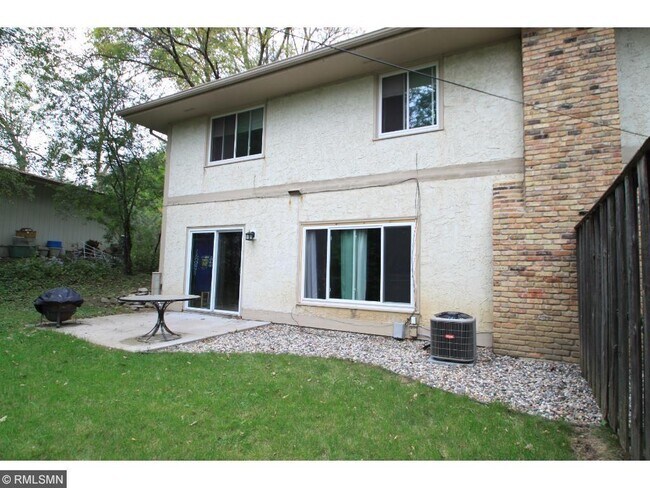 Building Photo - 5545 Shorewood Ln