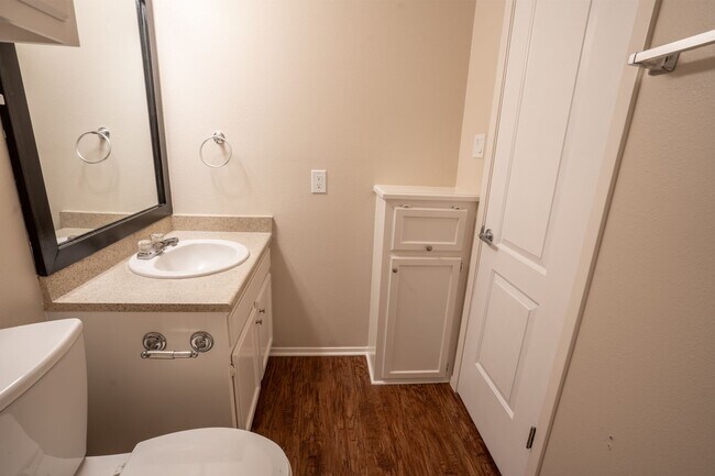 Building Photo - Updated 3-Bedroom Townhome with First-Floor Primary Suite