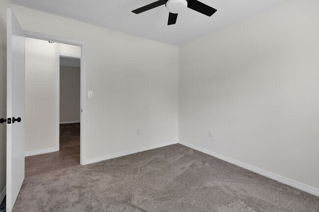 Building Photo - 3 Bedroom in Crestview!!