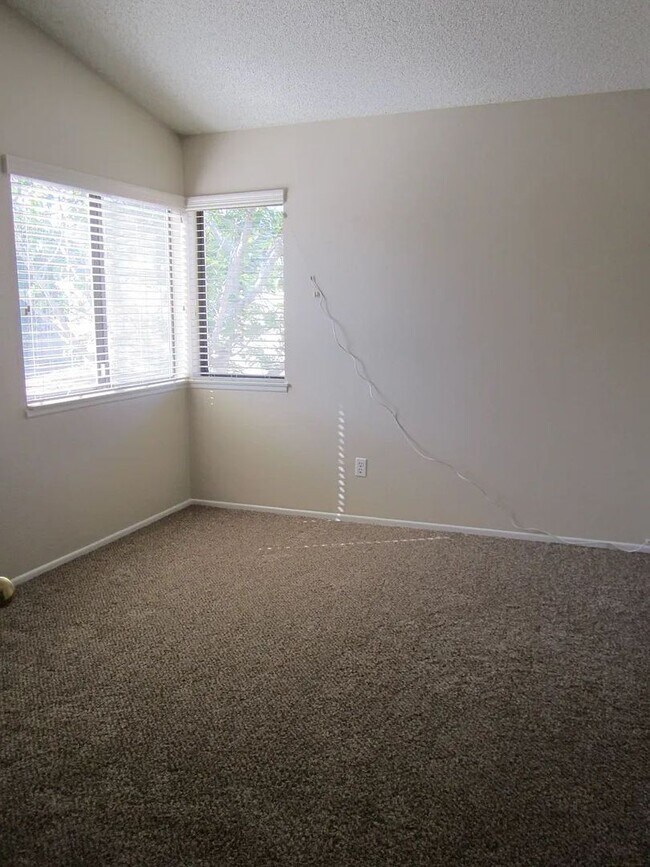 Building Photo - Nice 3 BR in Great MoVal Neighborhood