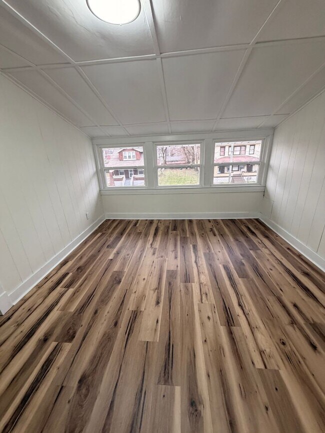 Building Photo - 1813 W Gaulbert Ave