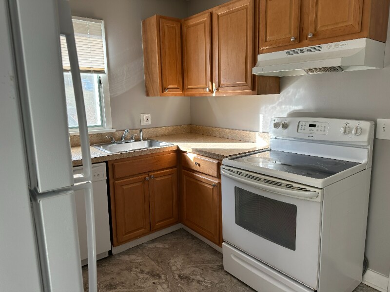 Building Photo - 40 Whitewood Rd