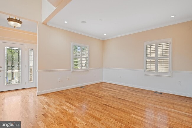 Building Photo - 5905 Lone Oak Dr