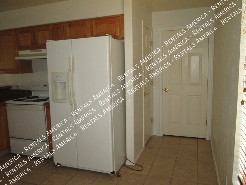 Building Photo - 144 S Mulberry St