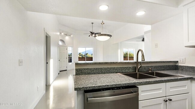 Building Photo - 574 Duchess Dr