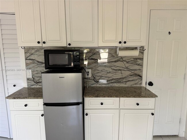 Building Photo - 1230 North Dr