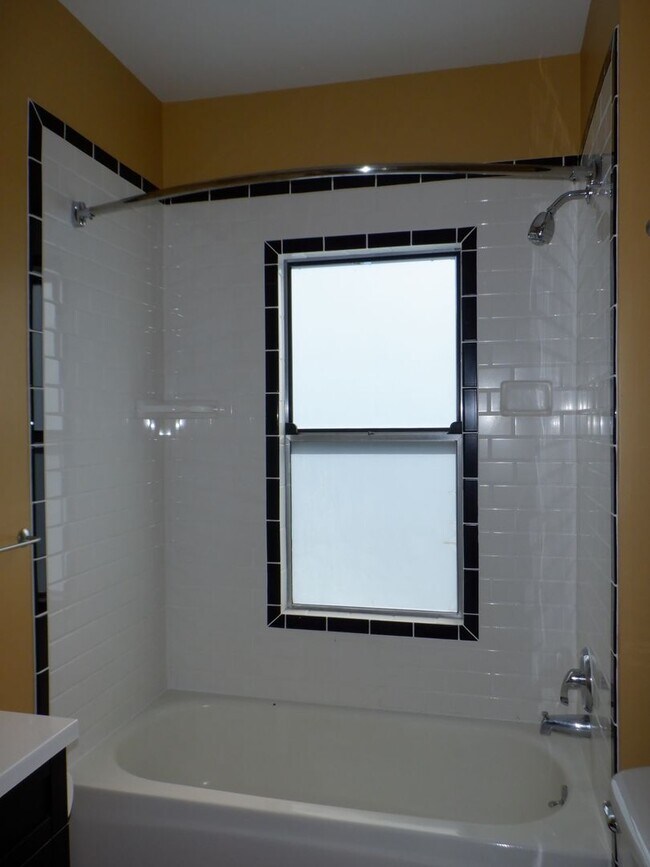 Building Photo - Historic Downtown Bend 1 Bed/1 Bath - NW G...