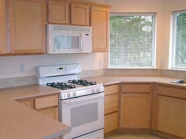 Building Photo - Walnut Grove 2 Bedroom, 2 Bath Condominium