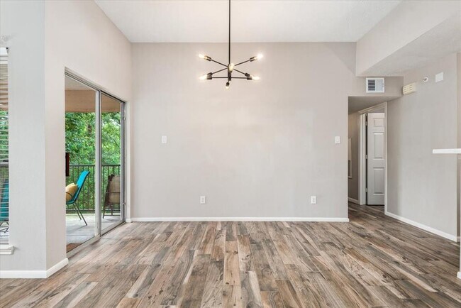 Building Photo - 8051 Bay Branch Dr