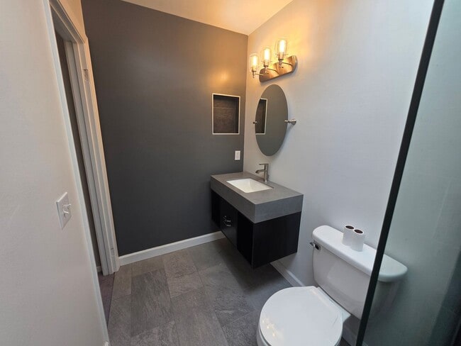 Building Photo - Spacious Town Home in Brighton Heights!