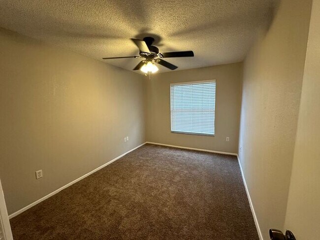 Building Photo - **MOVE IN SPECIAL $500 Off the first months rent** COZY 2 Bedroom/1.5 Bathroom 2nd Floor Condo!!