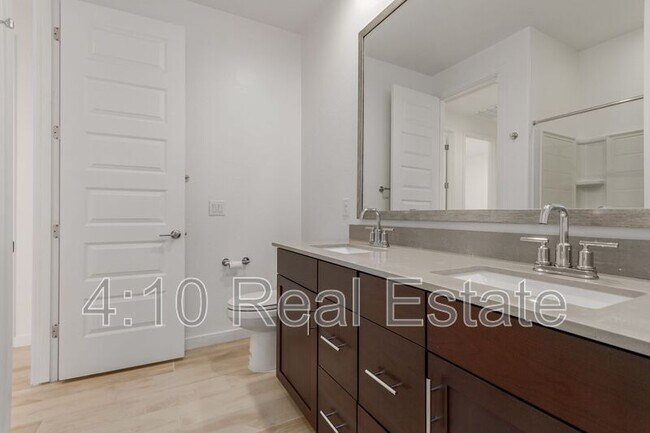 Building Photo - 2222 E Palmdale Ln