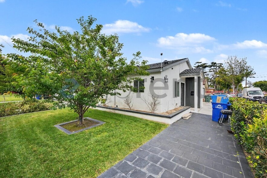 Building Photo - Unit A